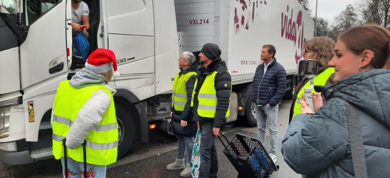Weihnachtsüberraschung für LKW-Fahrer verbreitet Freude